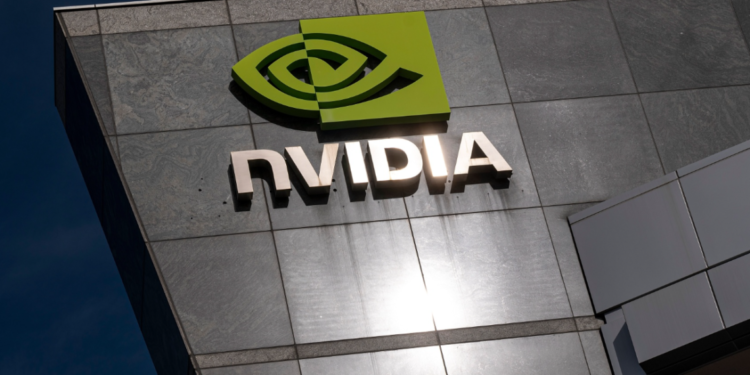 Nvidia 2025 年第一季财报超预期，股价突破 1000 美元大关